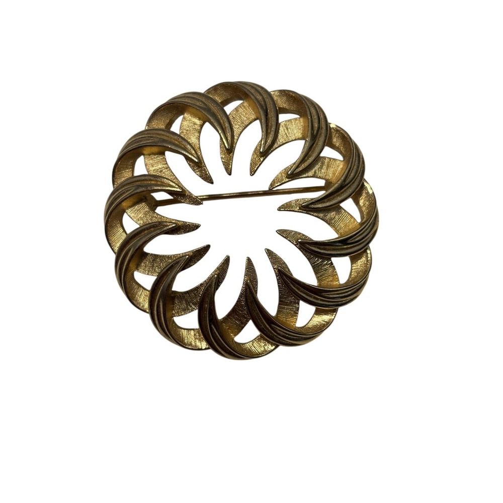 Vintage Signed Crown Trifari Gold Tone Circular Swirl Wreath Pinwheel Brooch Pin